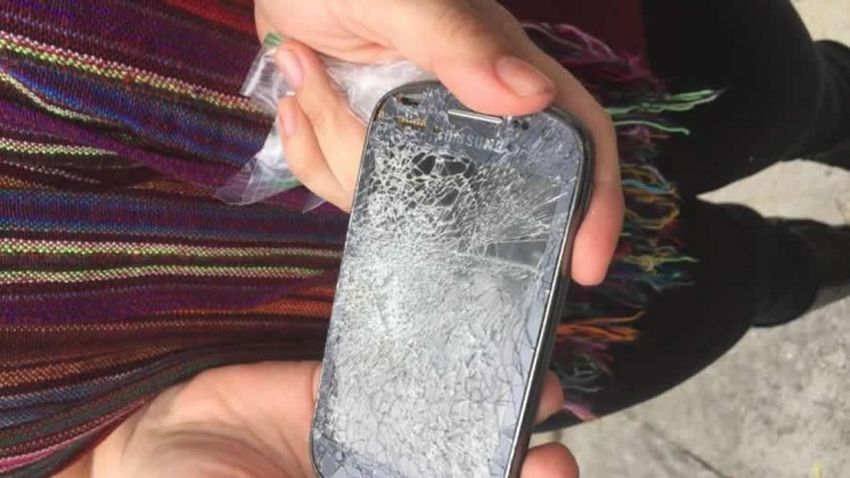 Funkcjonariusz policji zniszczył telefon kobiecie. Federalna agencja bada sprawę