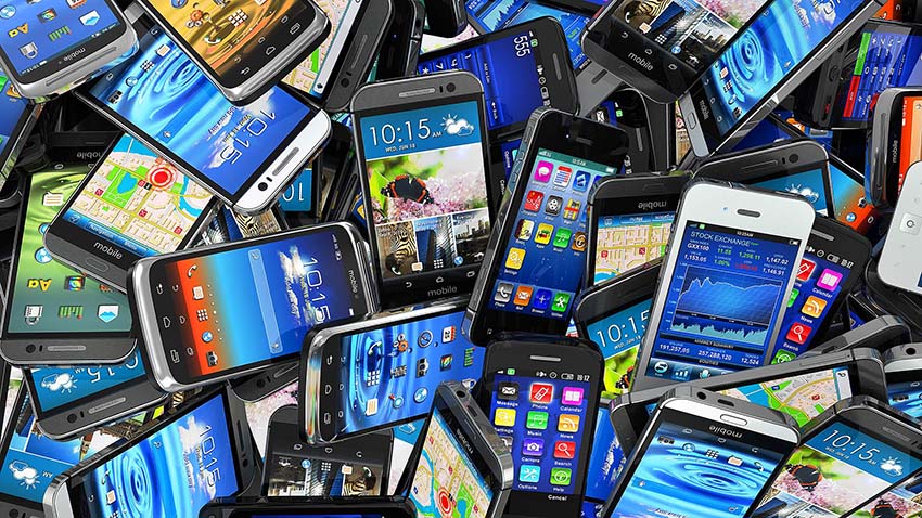 Globalny rynek smartfonów rośnie wolniej niż zakładano. Konsumenci coraz częściej wybierają tanie słuchawki