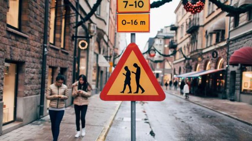 Szwedzcy użytkownicy smartfonów doczekali się własnego znaku drogowego