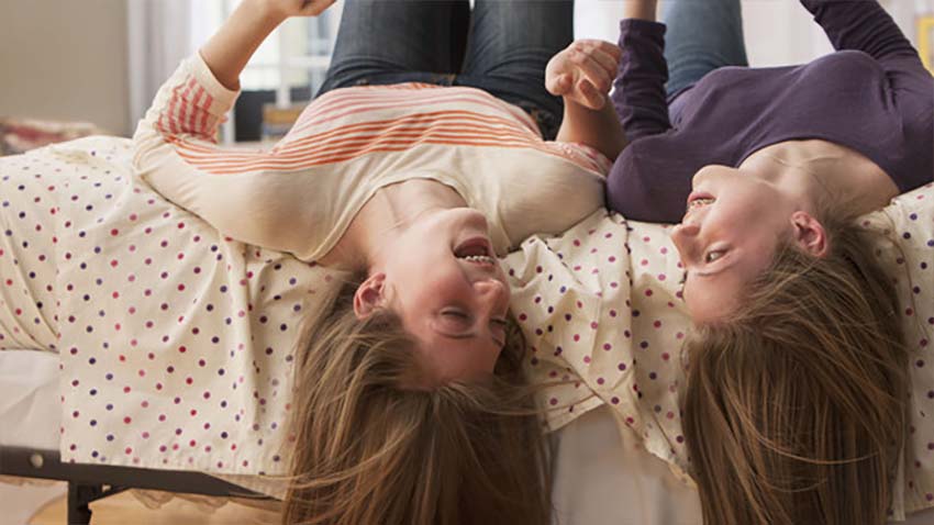 Dzieci nieuważnie obchodzą się z urządzeniami mobilnymi