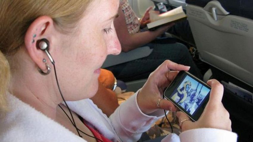 Ryanair planuje strumieniować filmy prosto do smartfona na pokładach samolotów